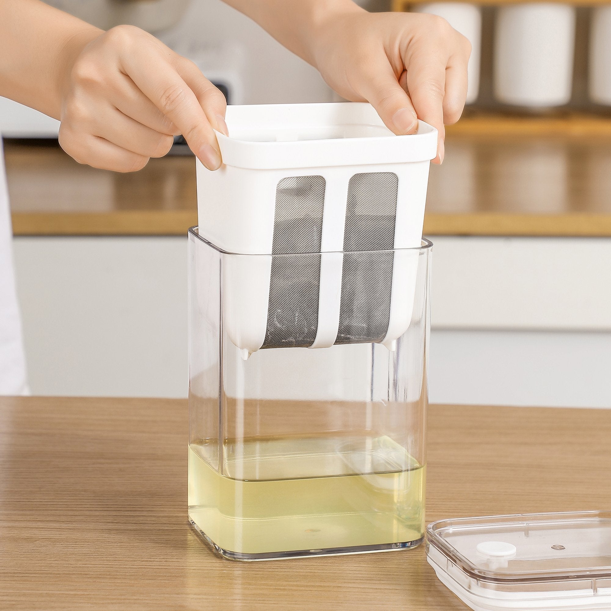 Multifunctional Hung Curd Maker with Fine Mesh Strainer(1100ml)